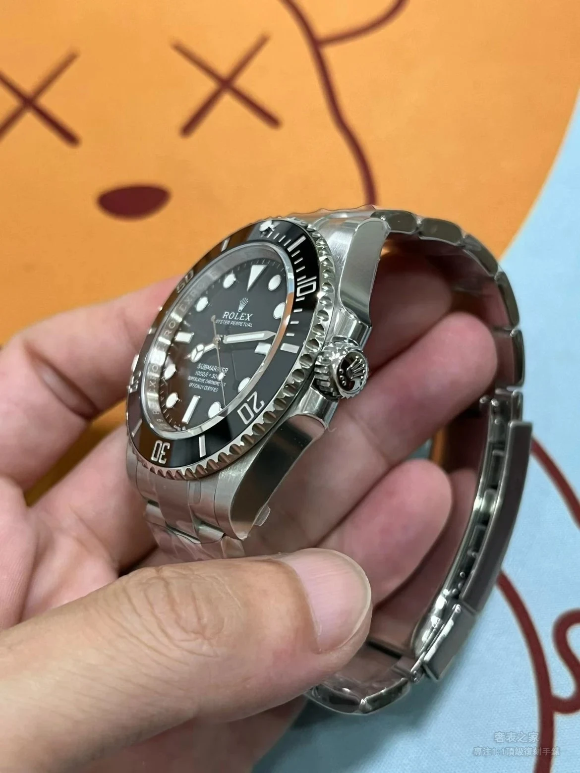 VS工廠Submariner 124060側面輪廓簡潔對稱設計