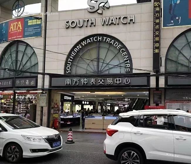 站西鐘表城繁忙的市場景象